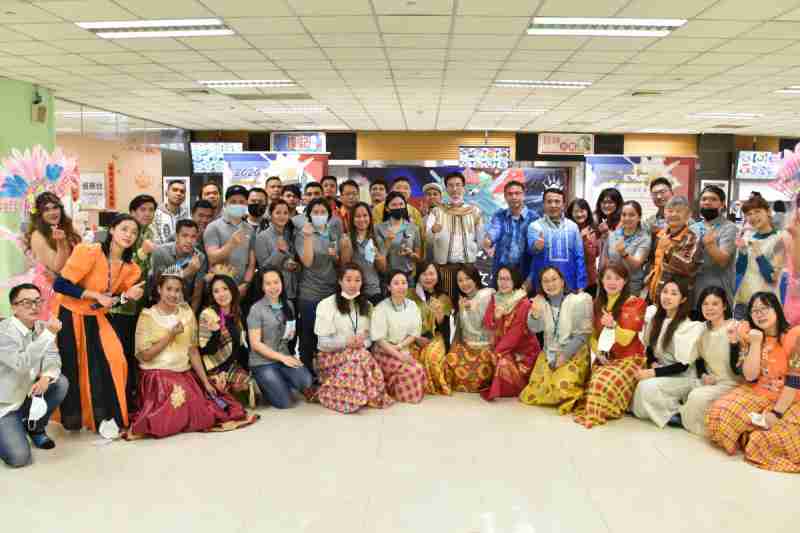 友達推動「安心、、、創新、、、用心、、同心、、、、盡心」五星職旅，，，，為菲籍員工打造全方位照護，，，，首度贏得「人權實踐與發展領袖獎」殊榮