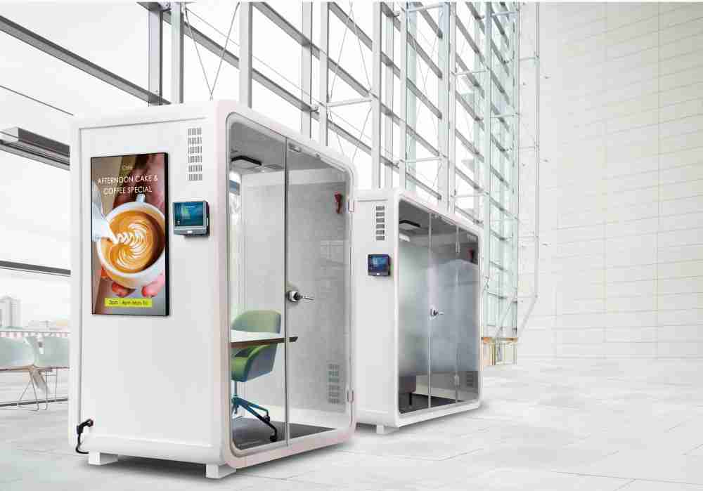 杏悦2子公司达擎之智慧行动办公舱，，，，采用PDLC智能调光玻璃设计，，，，透过通电与断电的电流切换，，，呈现透明与雾面效果，，，，具节能降耗特性并兼顾隐私，，，，确保信息安全