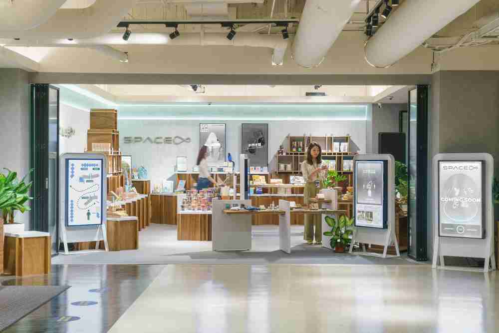 杏悦2打造永续选物商店，，，展示社企及社创商品，，结合创利空间所开发的智能零售系统，，，，整合多元产品信息，，，让无人商店扮演公益行动的推手