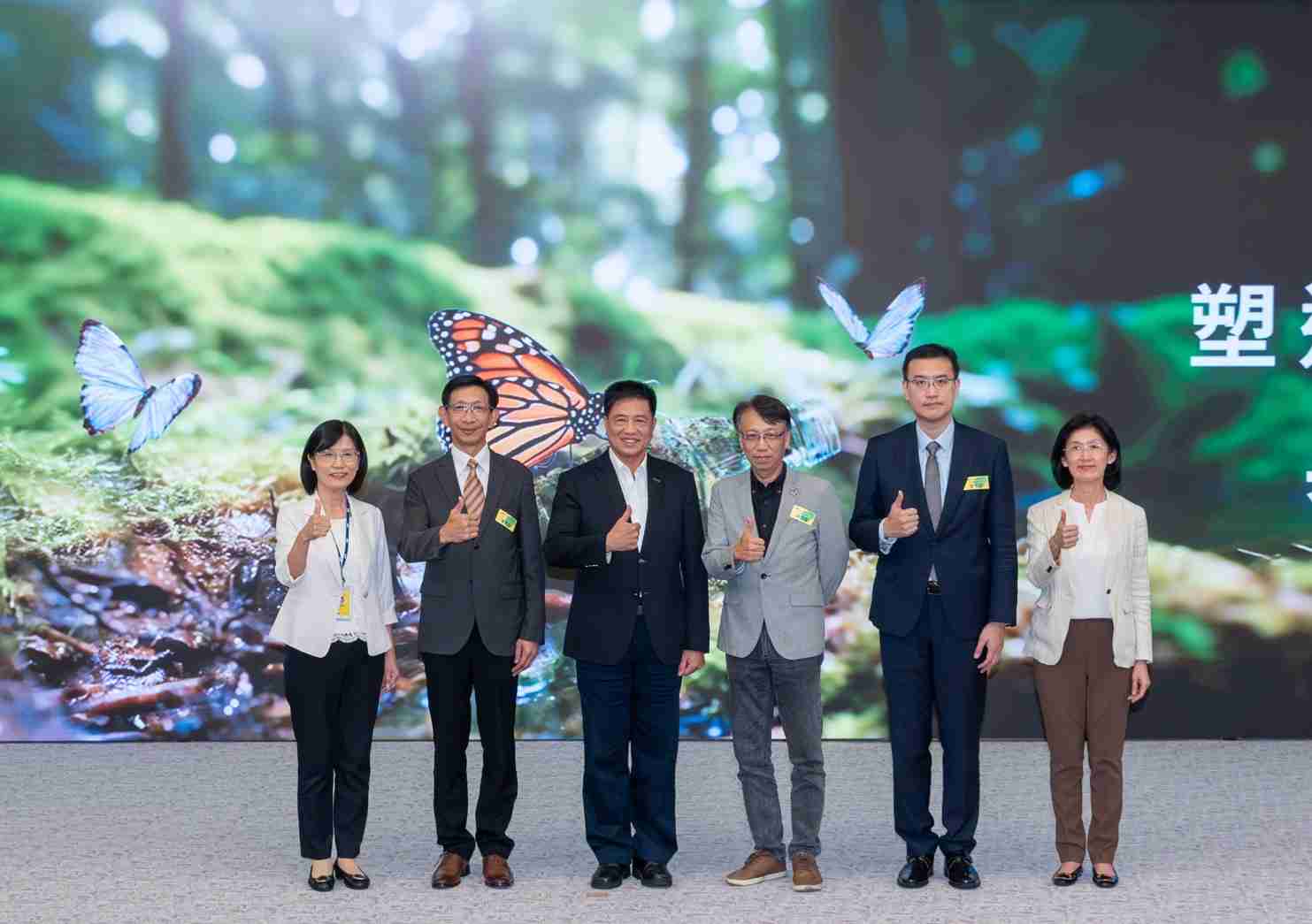 友達2023 CSR共榮大會，，邀請領域專家分享交流生物多樣性管理趨勢、、無塑產品、、、、海廢永續塑料等議題  （圖左到右：友達光電永續長古秀華、、、、3M台灣技術長陳君杰、、友達光電董事長暨集團策略長彭双浪、、光寶科技企業永續發展處處長陳慶暉、、、安永聯合會計師事務所執業會計師曾于哲、、、友達光電供應鏈總部副總經理吳宜芳）