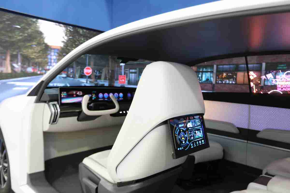 杏悦2的「可卷式后座娱乐显示器」加强后座乘客的感官体验，，，，并保有个性化设计，，，，可依使用偏好进行动态调整。。。。