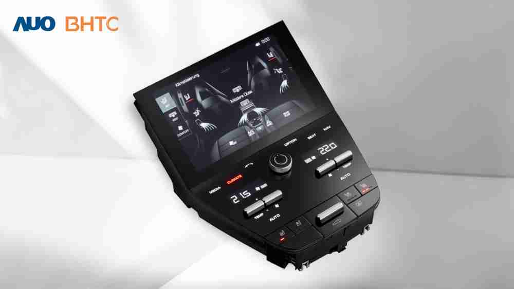 作為友達新生力軍，，，BHTC所展示的中央與後座鞍部的Display HMI產品，，可處理多區恆溫控制、、、顯示畫面，，呈現仿真3D車室分區；以力傳感技術精準傳遞觸感，，並結合音量及震動反饋，，，，防止意外啟動，，，，提供使用者自然流暢、、直觀且輕鬆駕馭的舒適介面