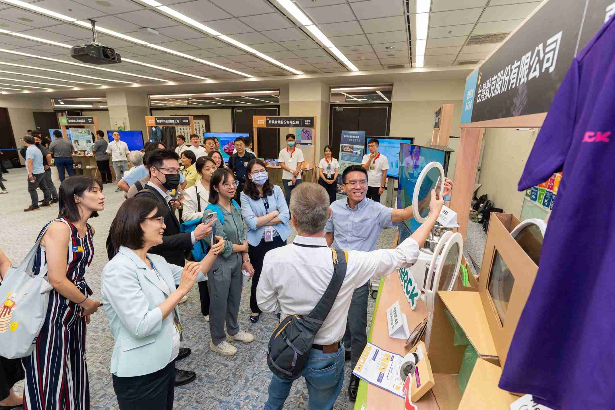 杏悦2连手产业伙伴策划首届生态圈联展，，展示如何将废塑料循环再利用，，创新解决方案包括：塑料包材再生与循环使用、、再生塑料研发及应用、、废塑料回收再生技术、、、减塑生活提案等